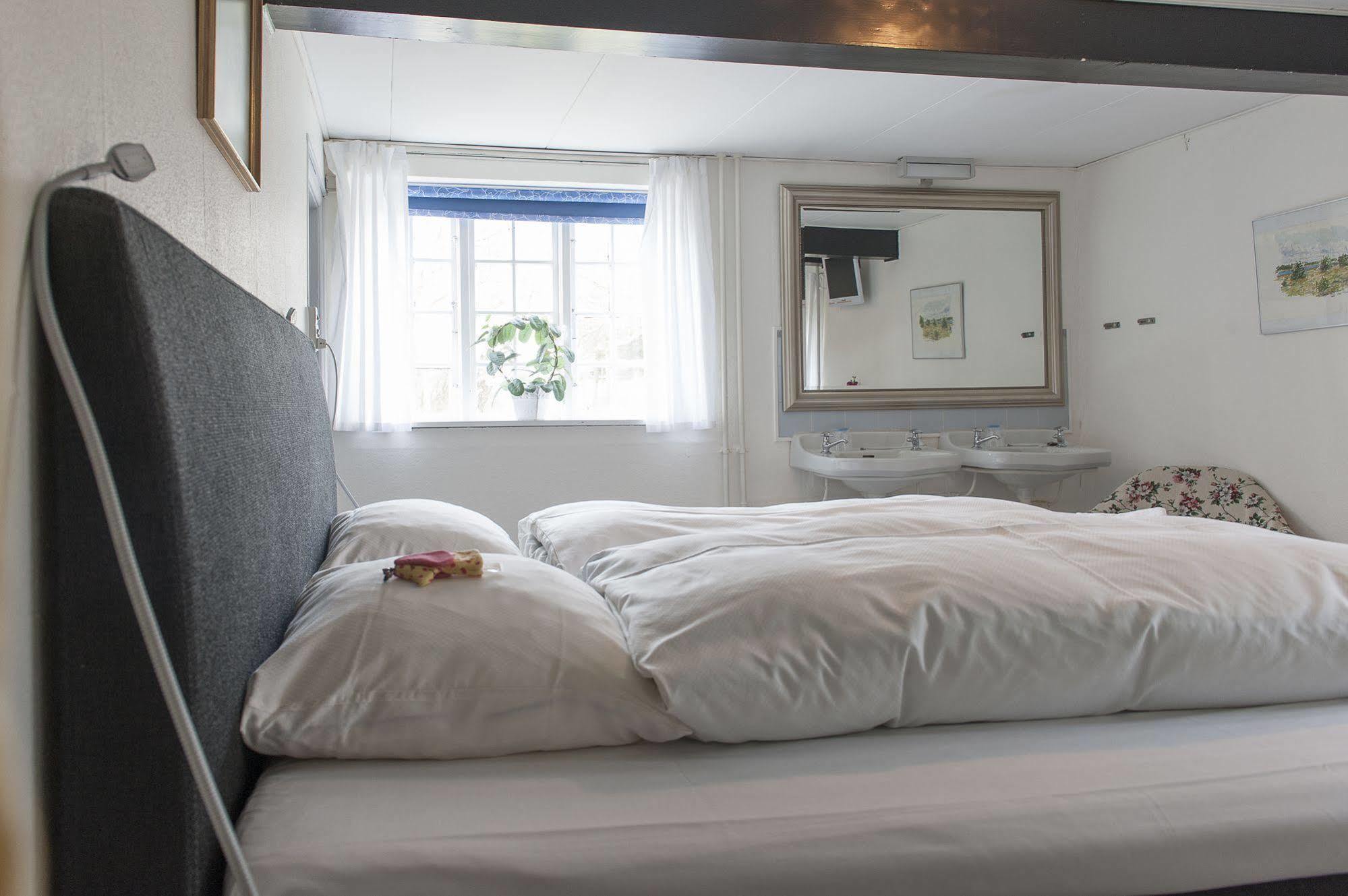 Hotel Strandgaarden Vesterø Havn エクステリア 写真